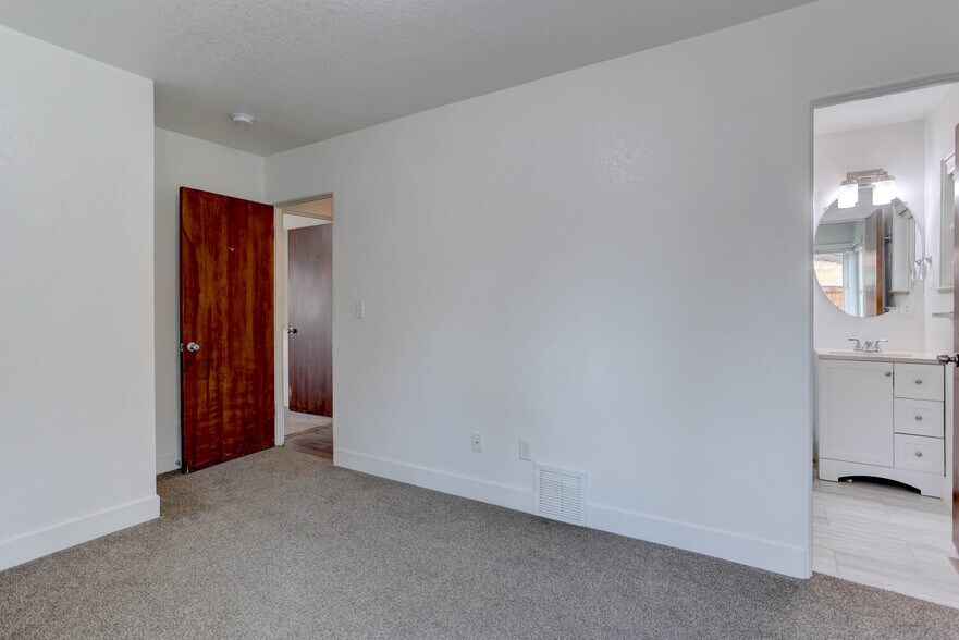 Building Photo - 740 19th St