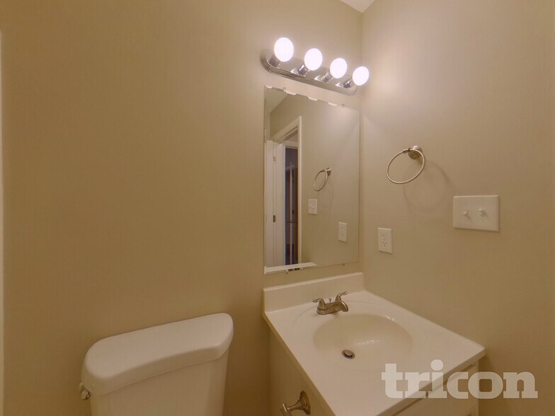 Building Photo - 6027 Running Deer Rd