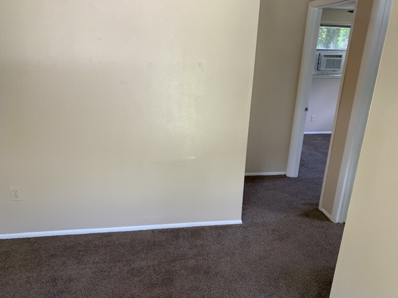 Living to Bedrooms - 1213 Mook St
