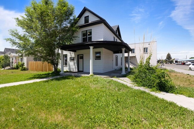 Building Photo - 5 Bed 2 Bath MODERN HERITAGE HOME