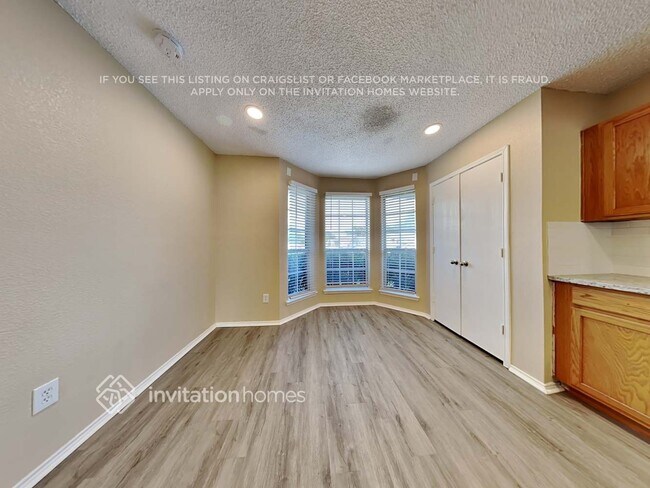 Building Photo - 10648 Shadywood Dr