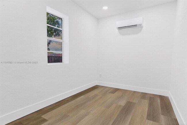 Building Photo - 1528 NE 145th St