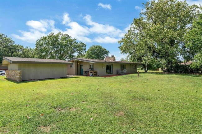 Building Photo - Beautiful Mid Century Ranch North of WSU o...