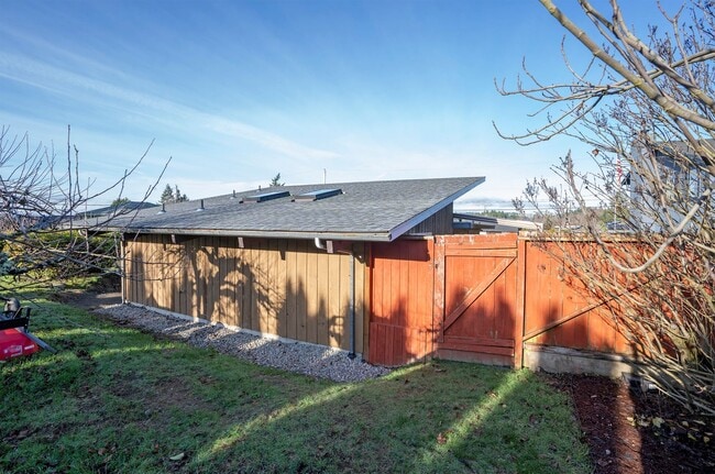 Building Photo - Fully Furnished Bungalow with Studio Living and Scenic Views in Tacoma!