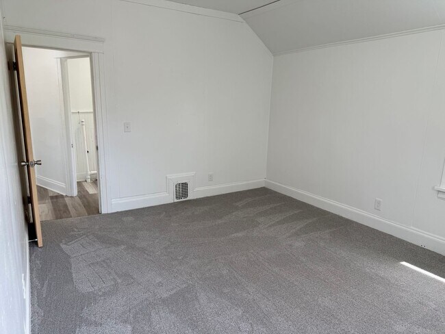 Building Photo - 1701 E Ganson St