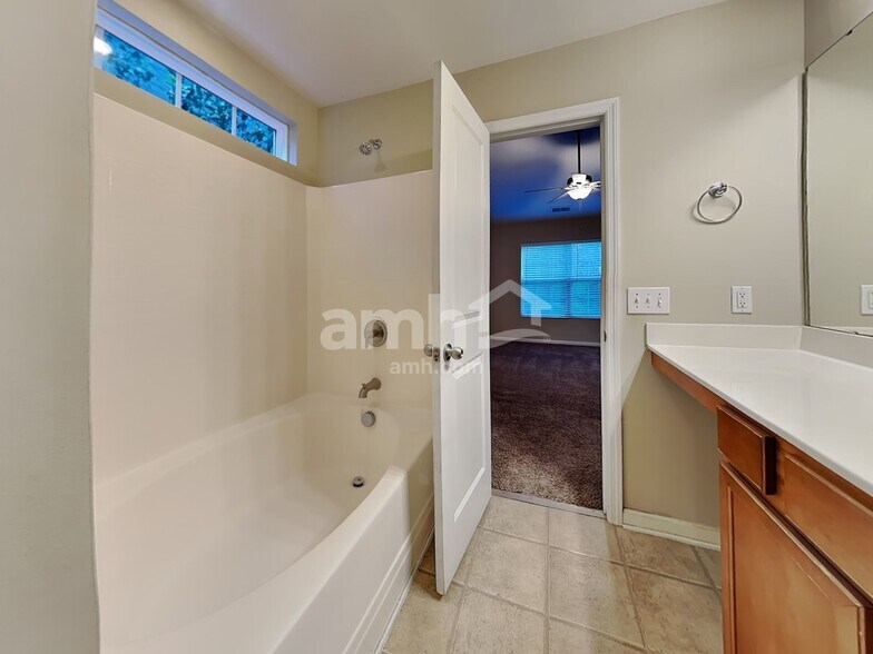 Building Photo - 5015 Whitfield Ct