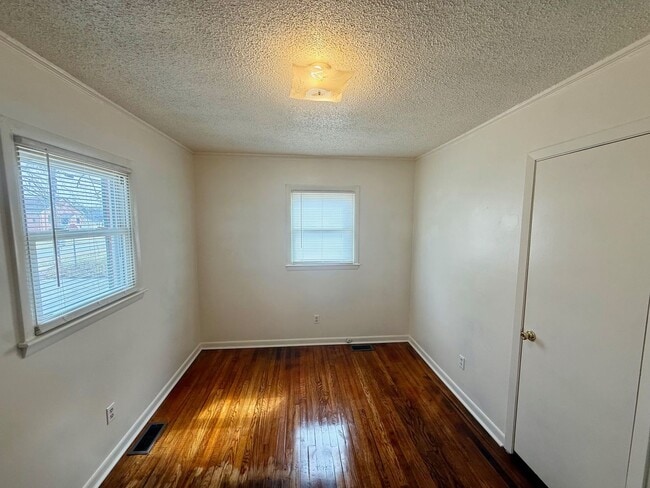 Building Photo - Two bedroom, 1 bath house in Burlington