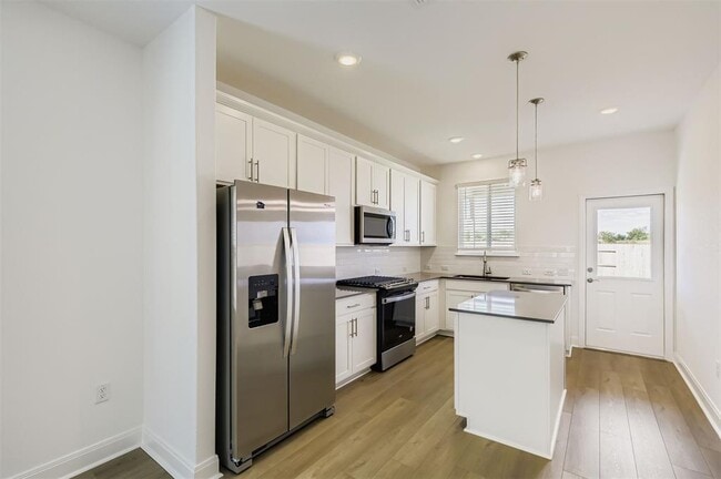 Building Photo - 517 Madelines Mdw Ln