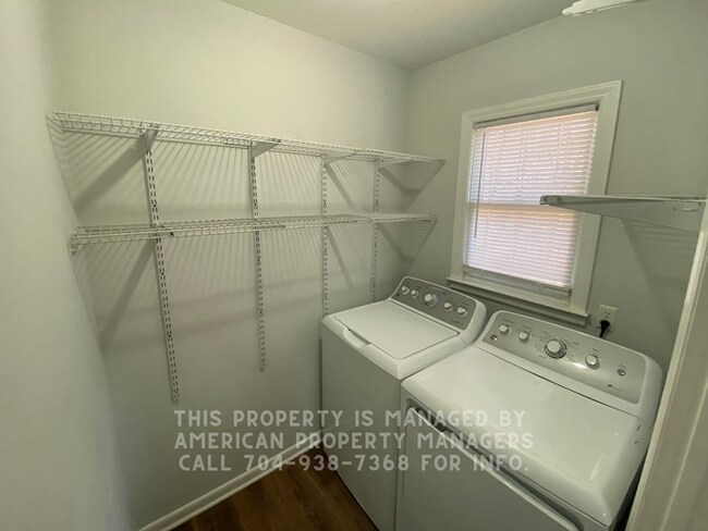 Building Photo - 3818 Vanderburg Dr