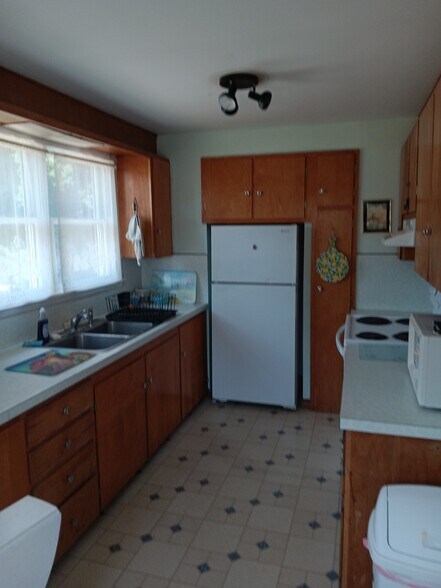Fully Equipped Kitchen - 125 Granite St