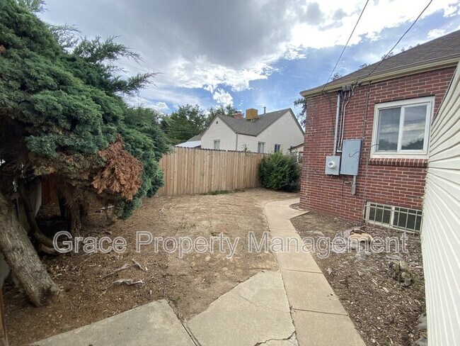 Building Photo - 1410 N Glencoe St