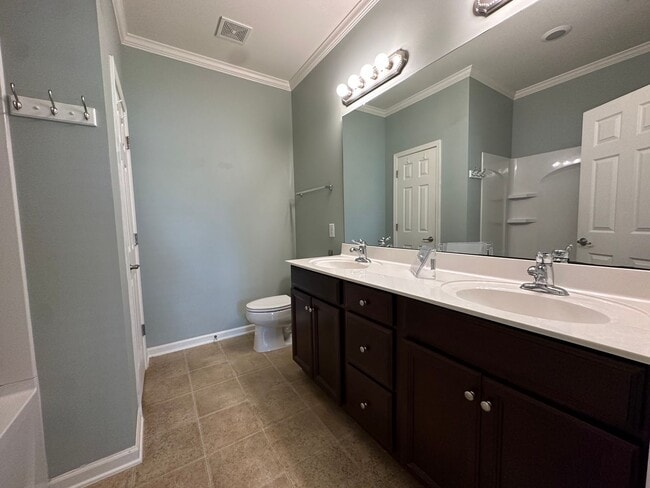 Building Photo - Townhome in a great location!