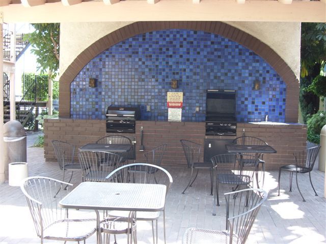 Building Photo - Los Caballeros #110