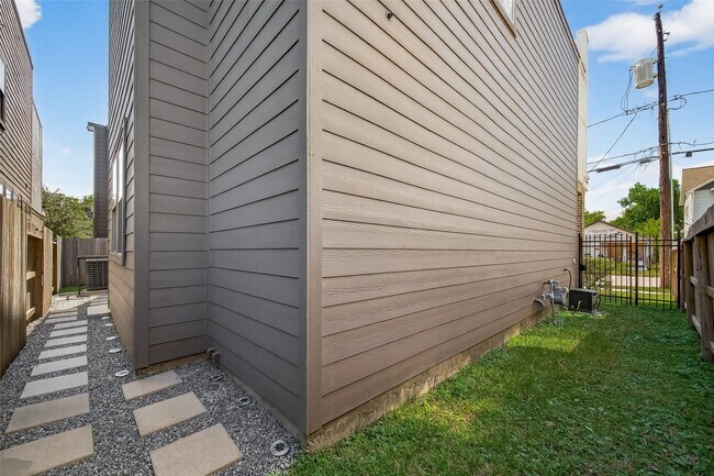 Building Photo - 1806 Schweikhardt St