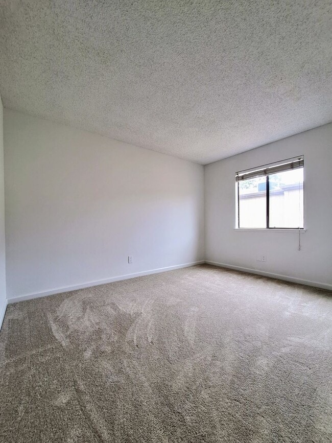 Building Photo - Remodeled 3bd 3-Story Townhouse With Attached Garage