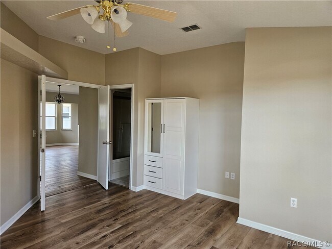 Building Photo - 2137 N Brentwood Cir