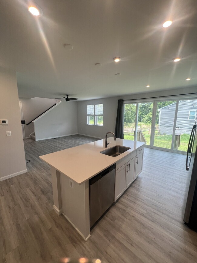 Building Photo - Spacious 3-Bedroom Rental in Sought-After ...