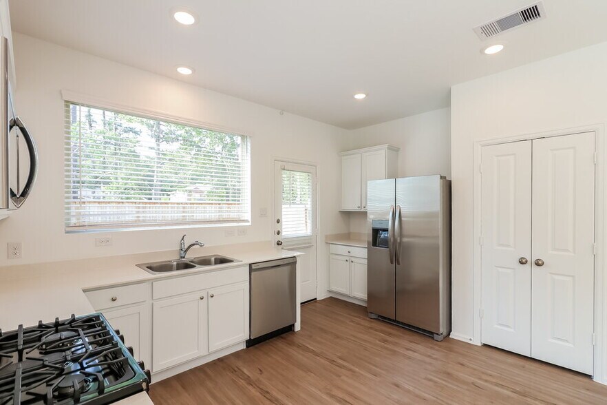 Building Photo - 1934 Ballesteros St