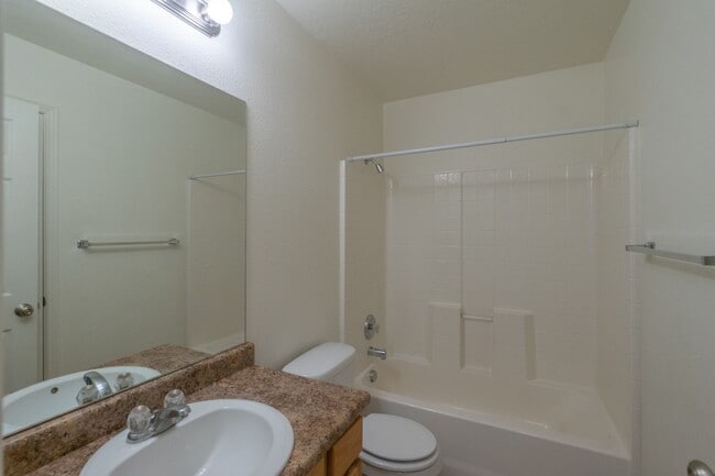 Building Photo - Hidden Valley Townhome For Rent!