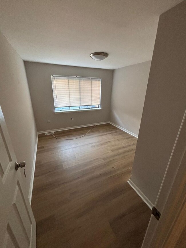 Building Photo - Spacious 2 Bedroom Newly renovated townhou...