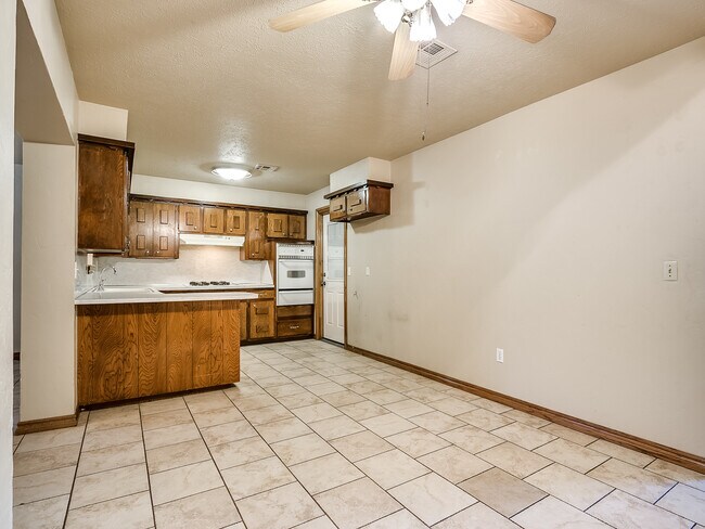 Building Photo - 1320 Frederick Dr