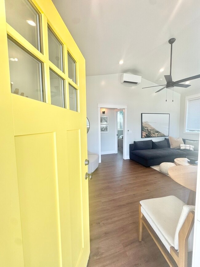 Building Photo - Adorable and updated furnished home in Fol...