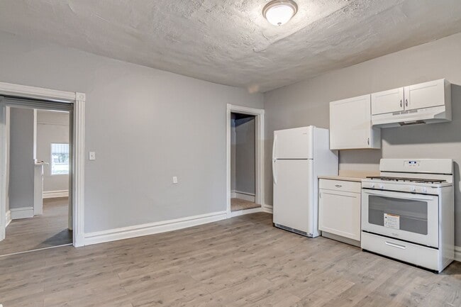 Building Photo - Remodeled 2 Bedroom, 1 Bathroom in Mt. Oliver- Newly Renovated!