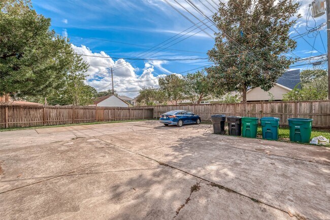 Building Photo - 6630 Lawndale St