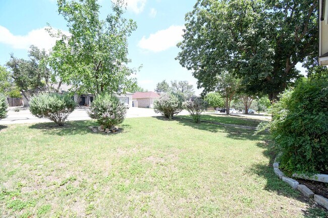 Building Photo - 719 Oak Hollow Dr