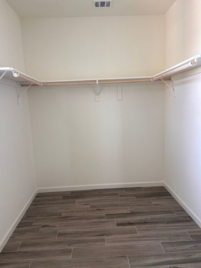 Building Photo - Beautiful home for rent in gated community in Visalia