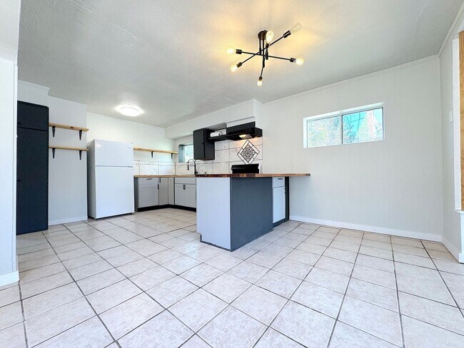 Building Photo - Central El Paso 2bed/1.5bath REFRIG A/C!