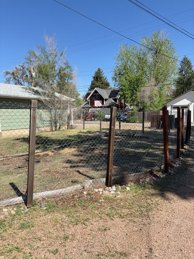 Building Photo - 3 Bed 2 Bath Cottage in Greeley
