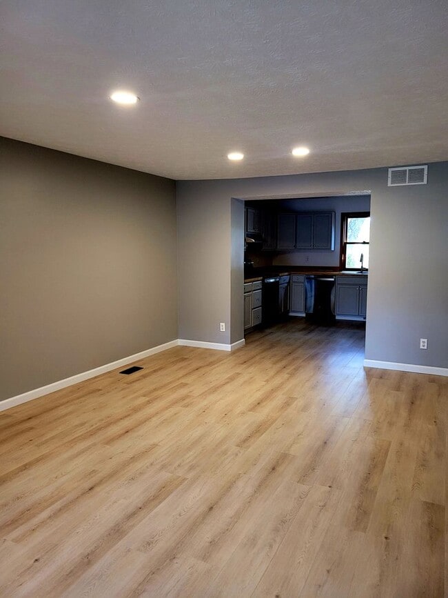 Building Photo - 4 bedroom Townhouse on Bloomington's South Side; Located in The Woodlands!