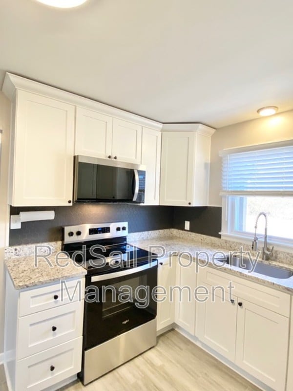 Building Photo - 17073 Longview Dr