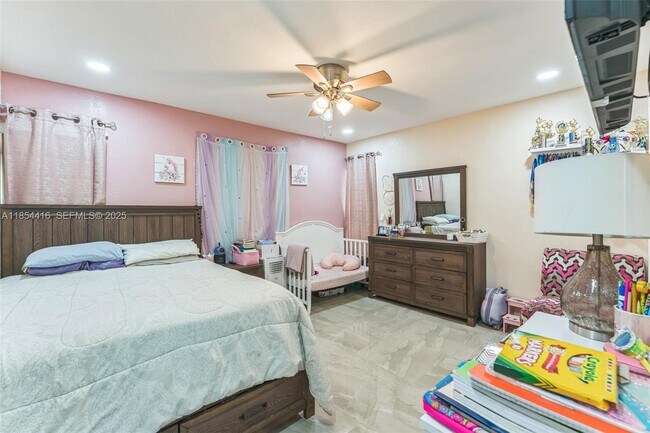 Building Photo - 5706 S Travelers Palm Ln