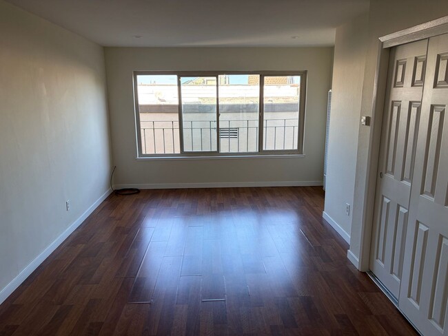 Building Photo - Remodeled Studio in the Haight. Elevator B...