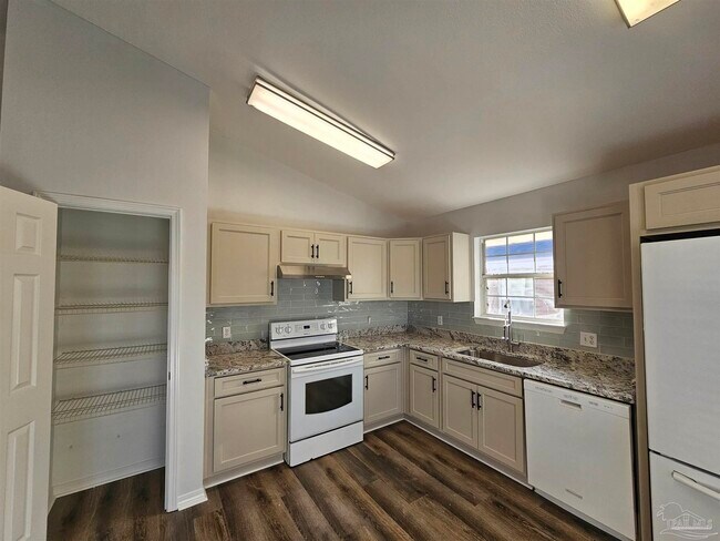 Building Photo - 28 Easton St