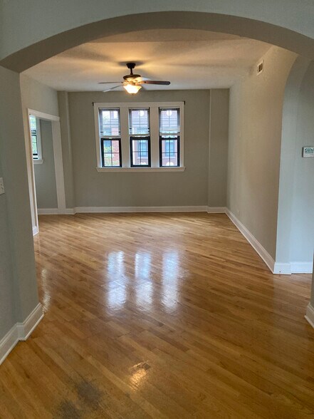 Building Photo - 894 Green Bay Rd