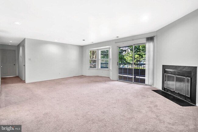 Building Photo - 302 Trinity Ct