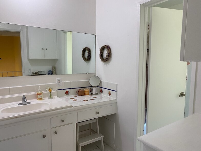 Master bathroom - vanity area - 2036 6th St