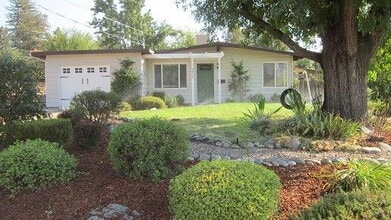 Building Photo - Darling 3/1 home near downtown Placerville!