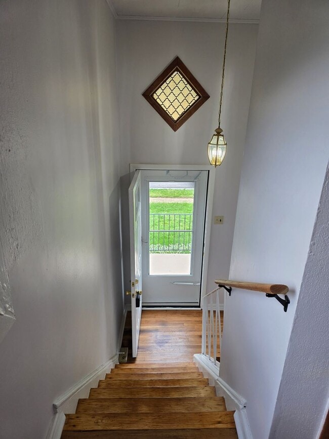 Building Photo - Three bedroom one bath in New Castle