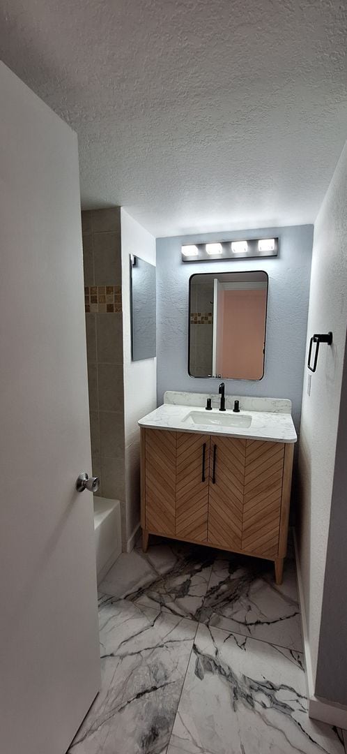 Building Photo - Luxurious 2-Bed, 2-Bath Condo with Spectacular Views and Designer Upgrades in Kirkland!!