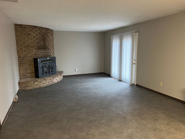 Building Photo - 3 Bedrooms! 2 Living Areas!  East side Spr...