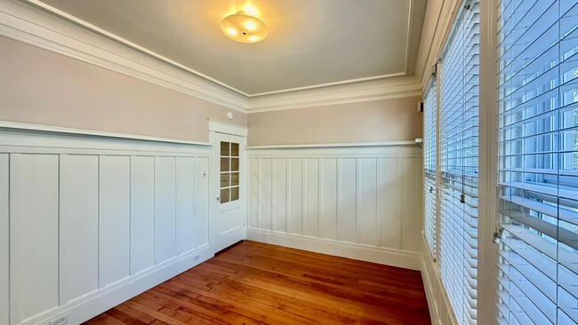Building Photo - Charming Updated 2BR/1BA Marina Apartment ...
