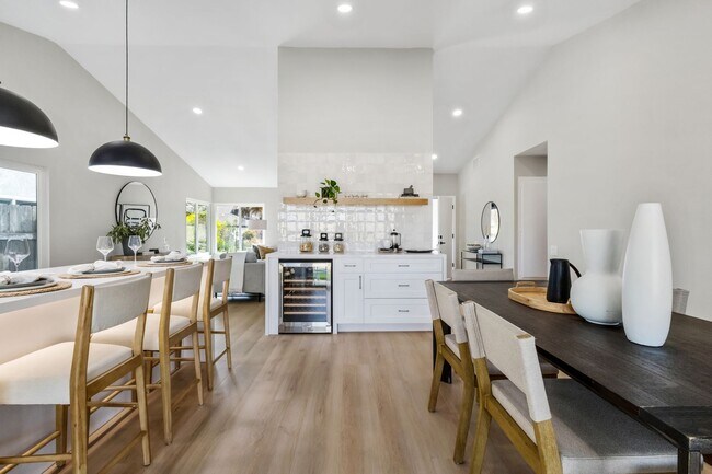 Building Photo - Beautifully Renovated 3 Bed/2 Bath Home in...
