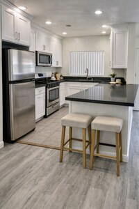 Building Photo - 12755 Vanowen St