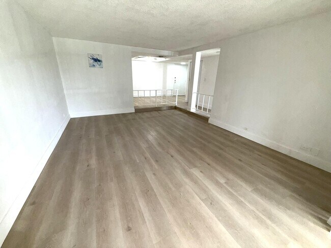 Building Photo - 3690 Inverrary Dr