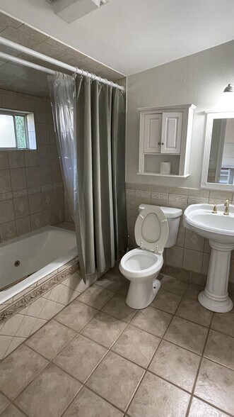 Building Photo - 5138 W 141st St