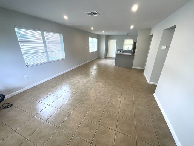 Building Photo - 610 SE 13th Ct